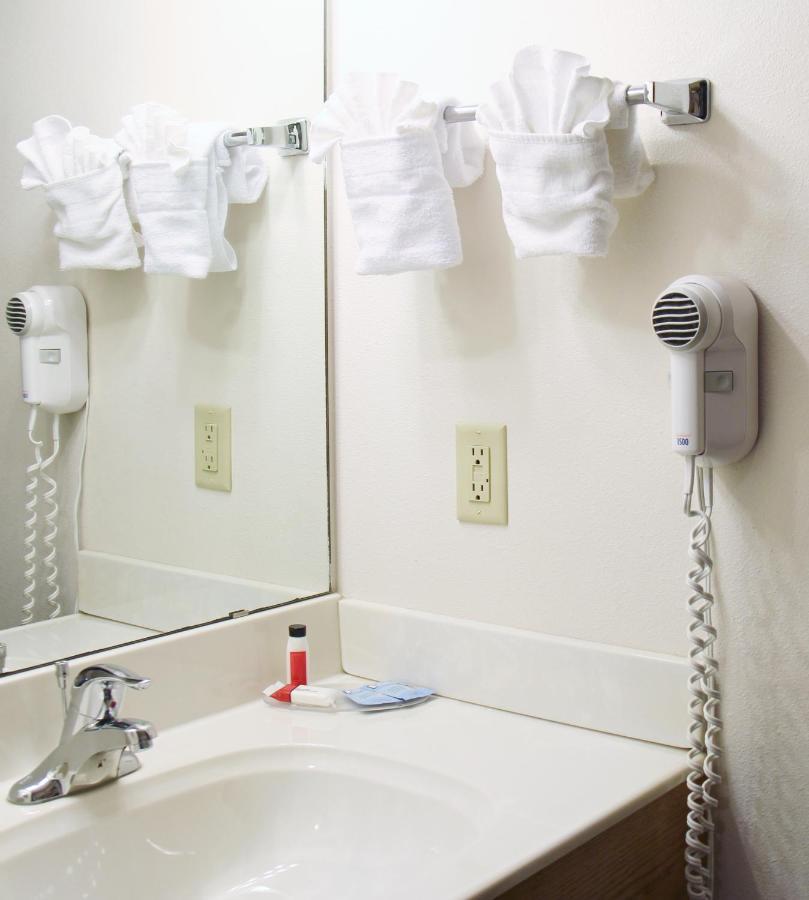 Homestead Inn And Suites Hardin Bagian luar foto