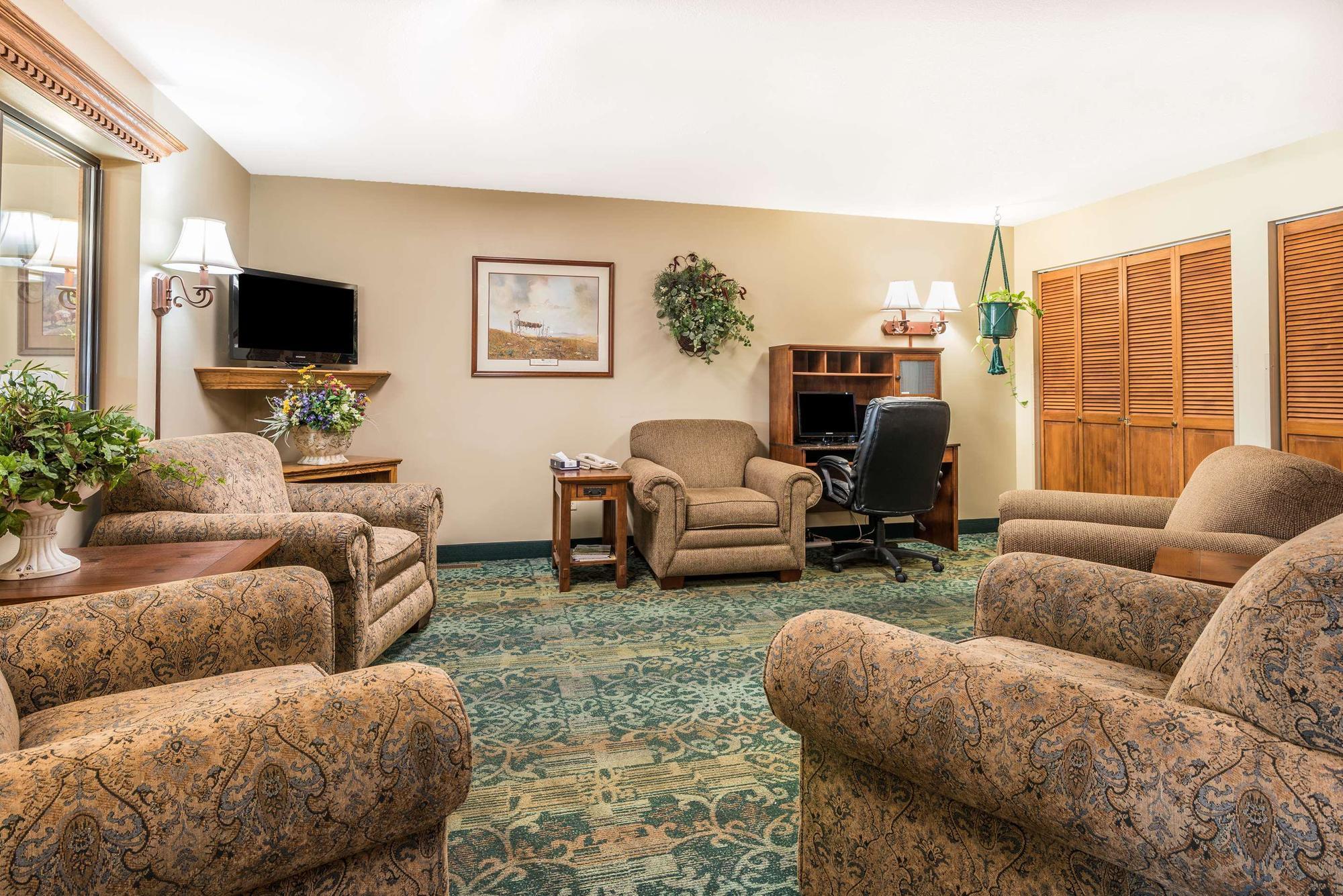 Homestead Inn And Suites Hardin Bagian luar foto