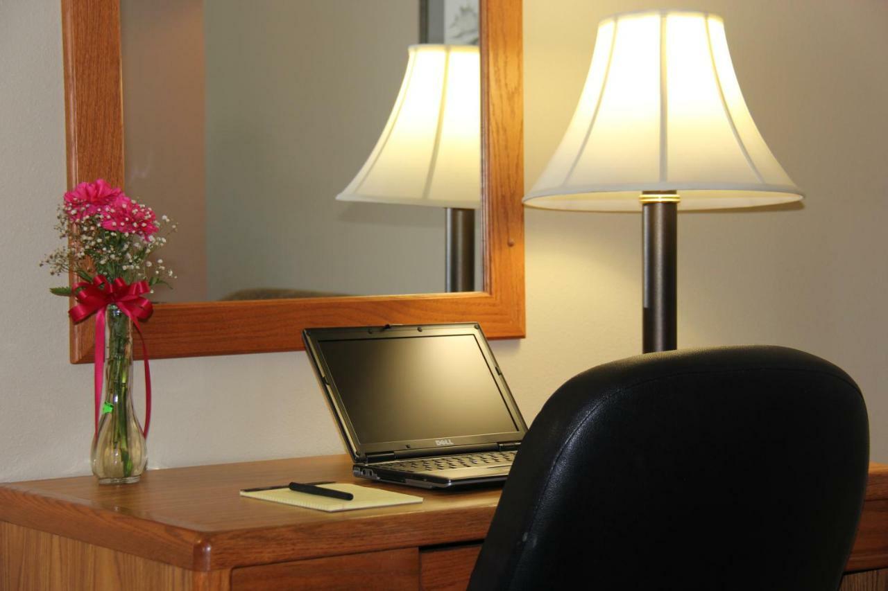Homestead Inn And Suites Hardin Bagian luar foto